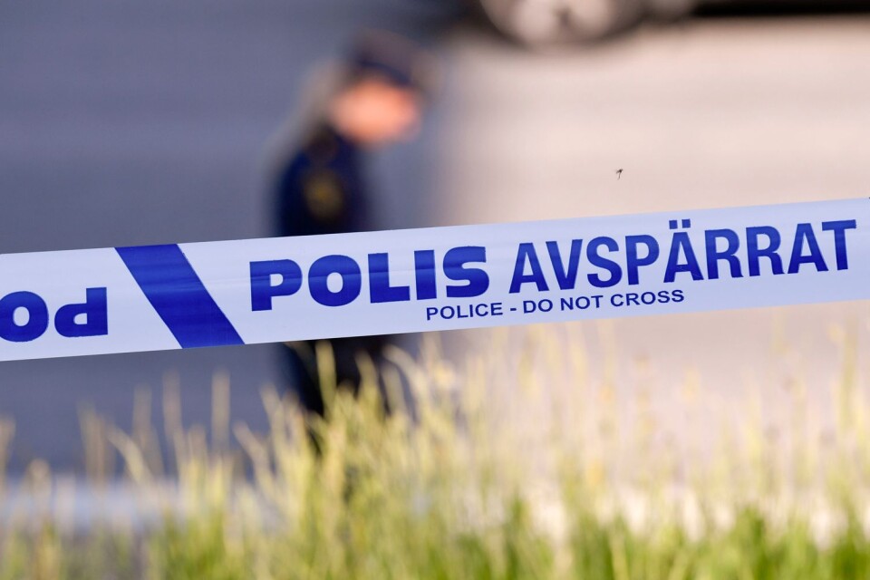 Socialförvaltningens lokaler i Karlskrona undersöks av polis då man upptäckt en skada som kan vara ett skotthål.