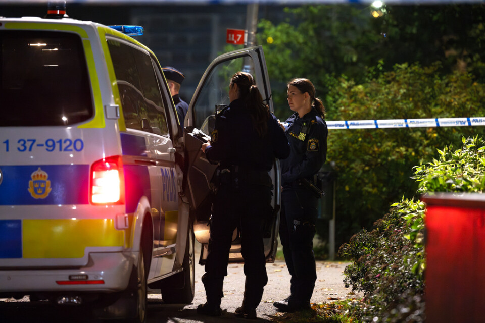 En man sköts till döds och en annan person skadades i Jordbro söder om Stockholm natten mot torsdag.