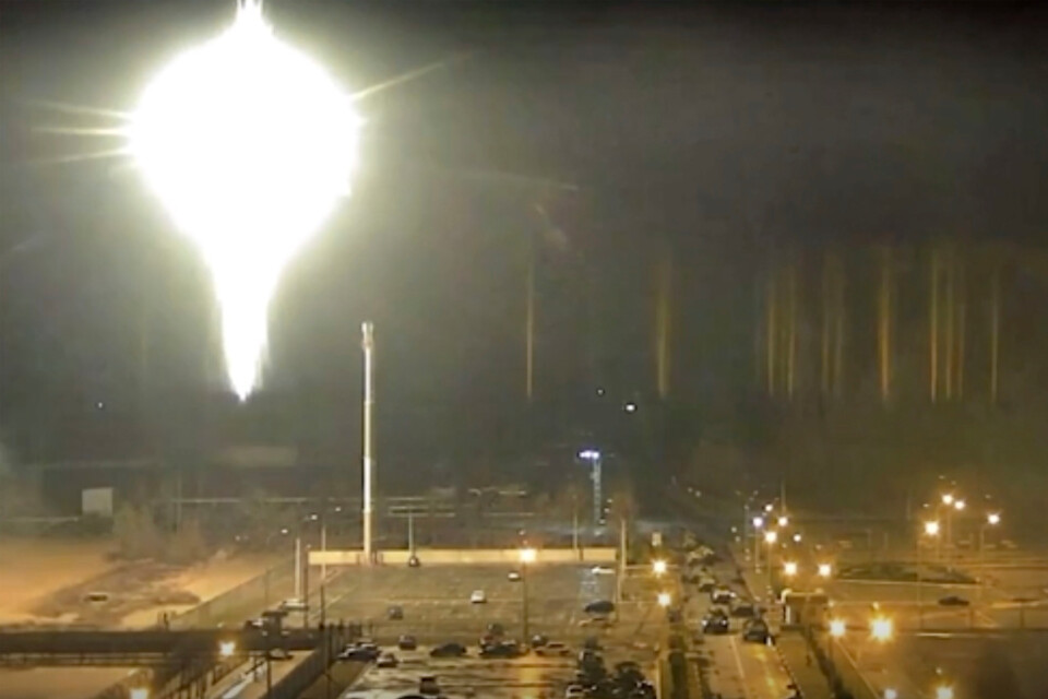 En stillbild från en video visar ett brinnande objekt landa på kärnkraftverkets område.