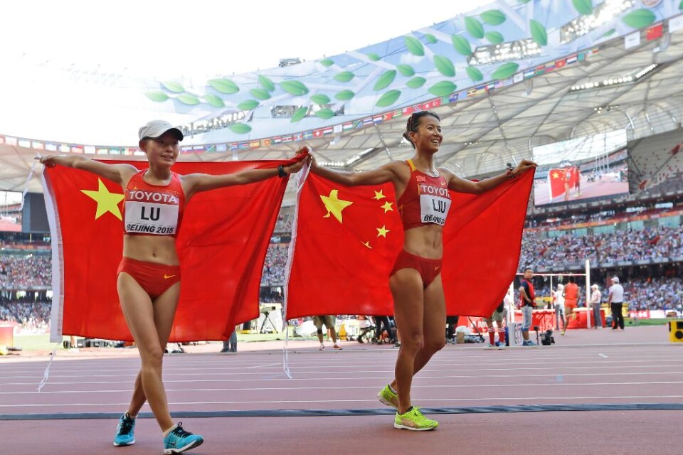 Världsrekordhållaren Liu Hong kammade hem VM-värdlandets första guldmedalj i 20 kilometers gång på fredagen. Kinesiskan fick sällskap på prispallen av landskamraten Lu Xiuzhi, som tog silver. Liu passerade mållinjen i Fågelboet med tiden 1.27.45 - bara