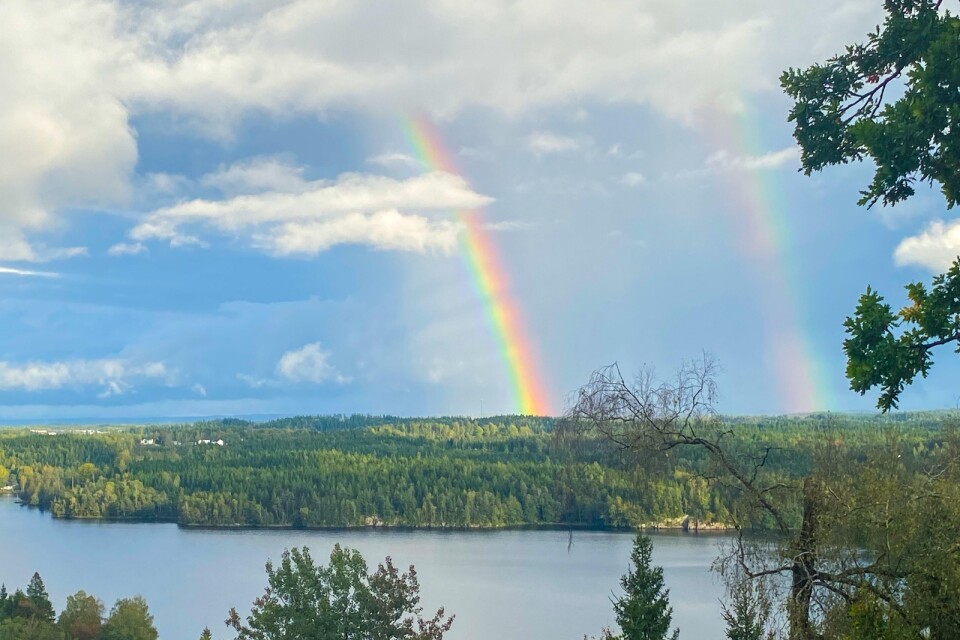 En dubbel regnbåge syntes från Diana Fredrikssons balkong. Bilden är tagen i Hultafors.