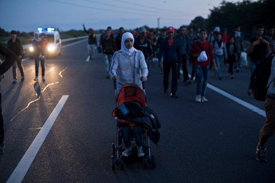 Hundratals migranter som lämnat ett flyktingcenter i södra Ungern vandrade över en mil på motorvägen mot Budapest på måndagen innan polisen stoppade dem. Gruppen var en del av ett tusental personer som tidigare brutit sig förbi polisens avspärrningar vi