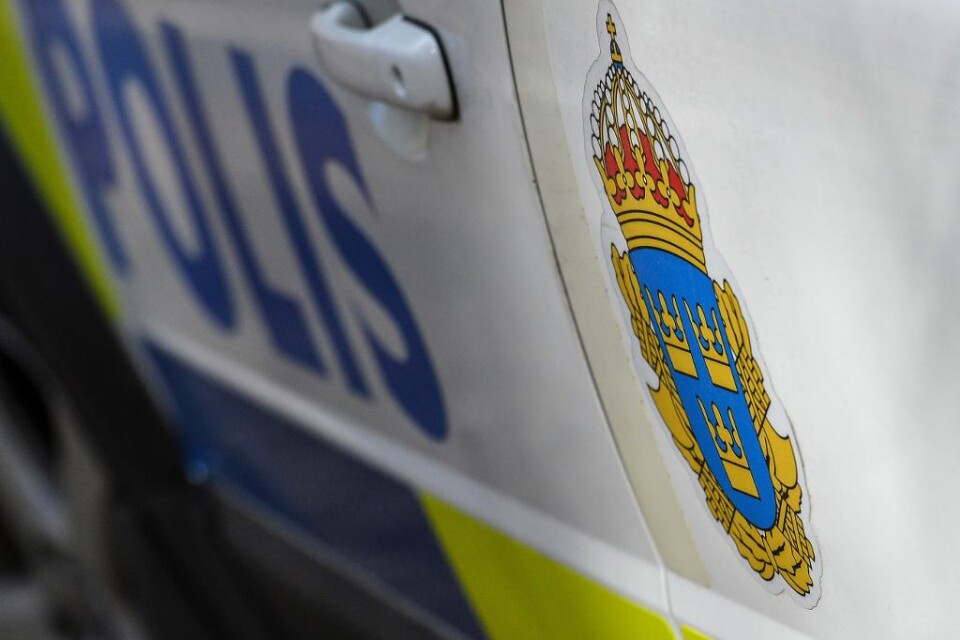 En 27-åring hittades livlös i arresten i Jönköping i november 2015. Nu kritiseras polisen av Justitieombudsmannen (JO) eftersom mannen, som hade ett läkemedelsmissbruk, fått i sig läkemedel under tiden som polisen haft ansvar för honom. Den livlöse man