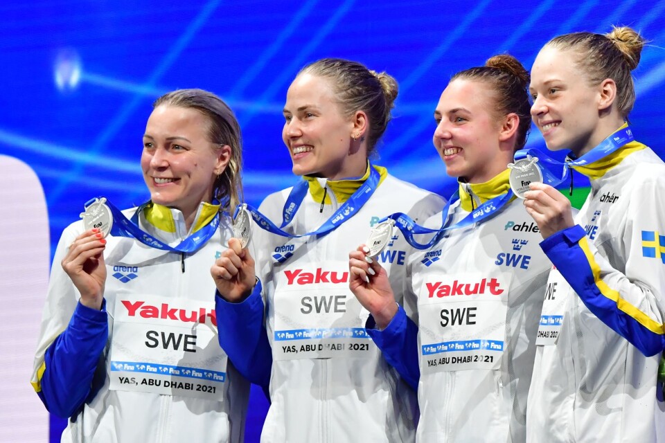 Sarah Sjöström, Michelle Coleman, Sara Junevik och Louise Hansson med silvermedaljen på 4x50 meter under sim-VM i Abu Dhabi, Förenade Arabemiraten.