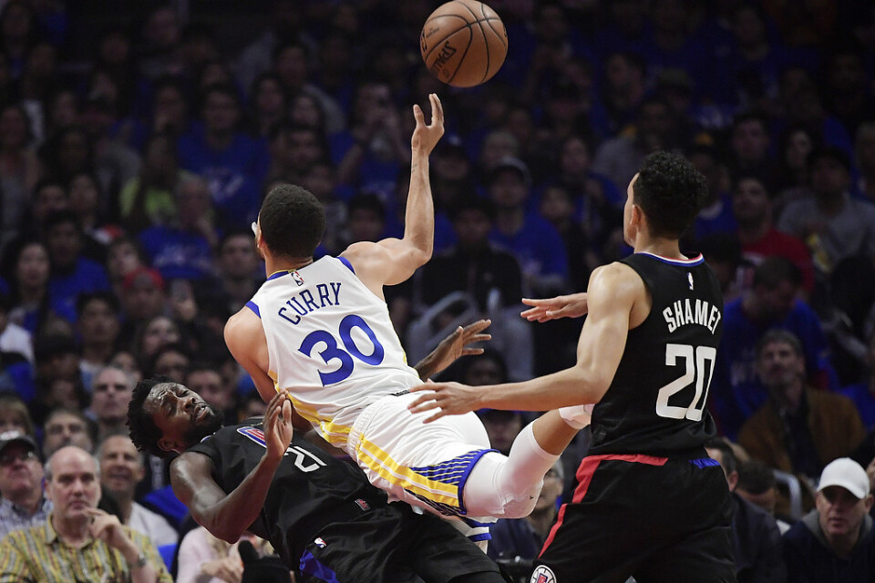 Golden States Stephen Curry springer in i Los Angeles Clippers Patrick Beverley under lagens möte.
