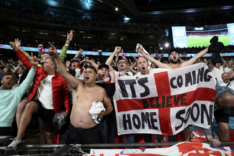 Engelska fans firar efter semifinalsegern mot Danmark.