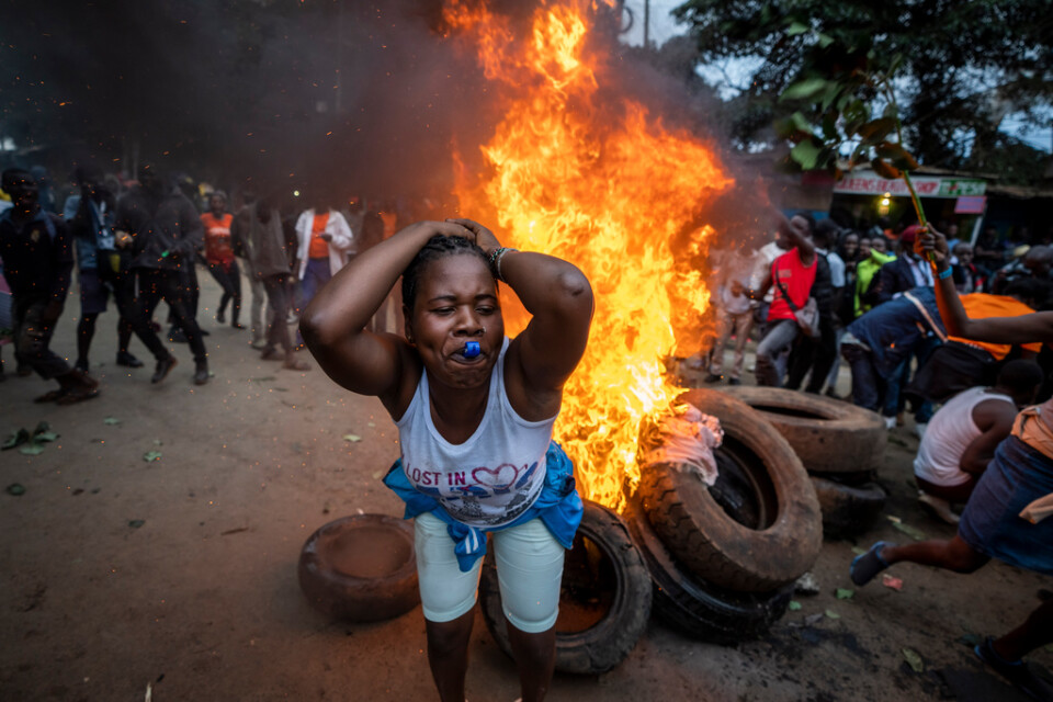 Protester i Nairobi efter att William Ruto förklarats som segrare i Kenyas presidentval 2022. Våldsamheterna uppges ha startat på grund av anklagelser om valfusk spridda av en israelisk hackergrupp.