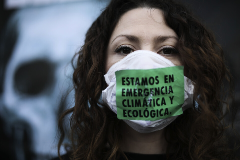 "Vi är i ett nödläge för klimatet och ekologin" står det på ansiktsmasken som en demonstrant bär vid demonstrationer utanför Brasiliens ambassad i Argentinas huvudstad Buenos Aires i augusti i år. Demonstranterna uppmanade specifikt Brasiliens president Jair Bolsonaro att skydda regnskogen i Amazonas.