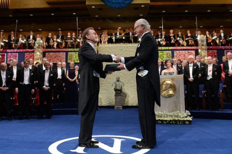 Professor Randy W Schekman tar emot Nobelpriset i Medicin från kung Carl XVI Gustaf vid nobelprisutdelningen i konserthuset i Stockholm på tisdagen.