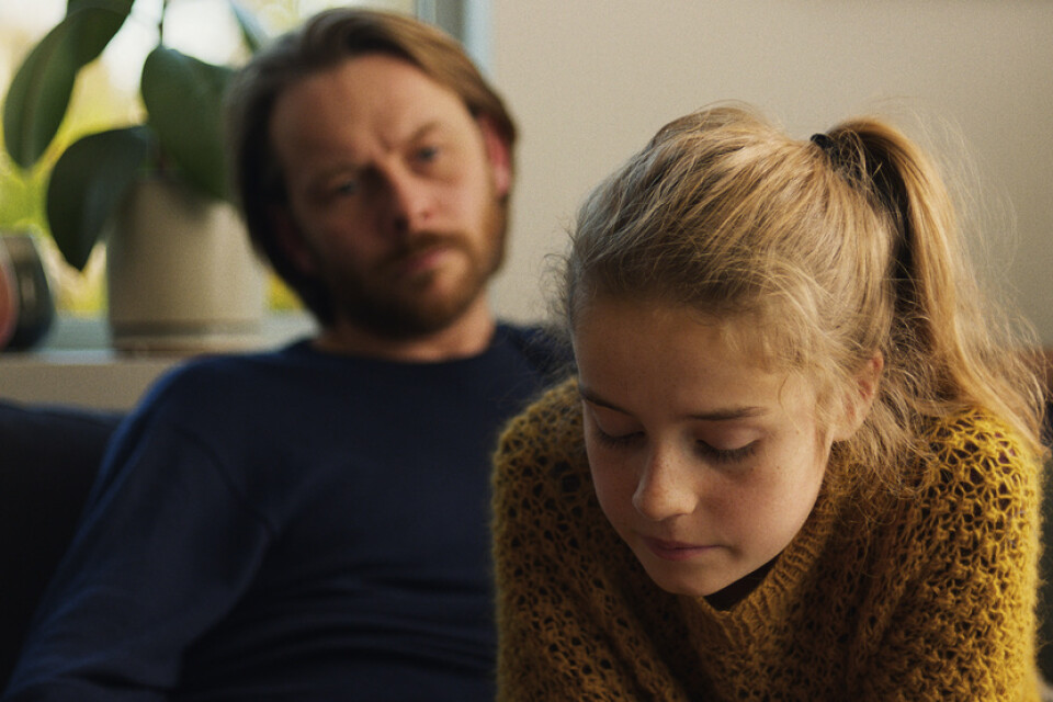 Läraren Anders (Jan Gunnar Røise) och Lykke (Ella Øverbye) i "Barn". Pressbild.