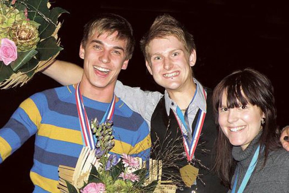 Glada medaljörer i Rotterdam, Allan Myhré (oofsettryck), Fredrik Wärnsberg (webbdesign) och Hannah Almerud (grafisk design).