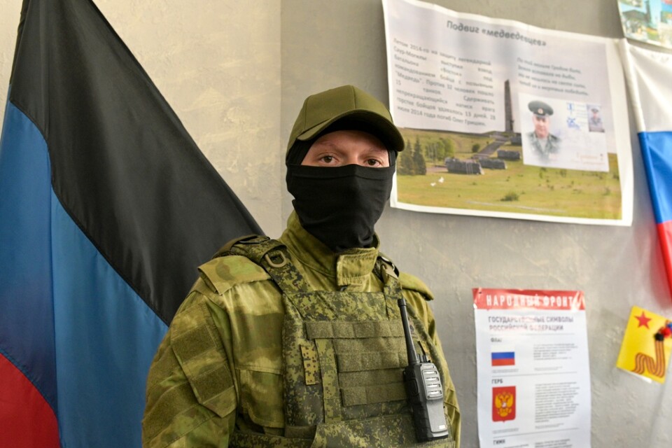 En ryskbackad separatist i en vallokal i ryskockuperade Donetsk.