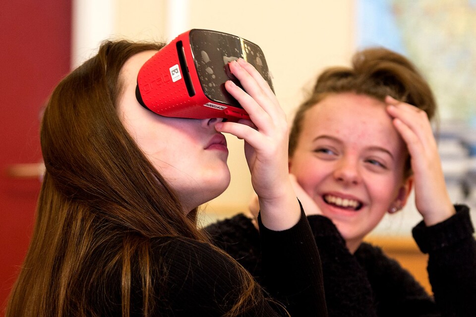 VR är kul tycker de flesta eleverna. På en sekund hamnar man i en helt ny värld.