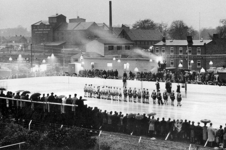 Invigningen av Åvalla isbana i Ystad lördagen den 1 november 1958. 1200 personer bevittnade en match mellan Djurgården med elva landslagsmän, däribland Sven Tumba, Roland Stoltz och Lasse Björn, och ett Skånelag.
