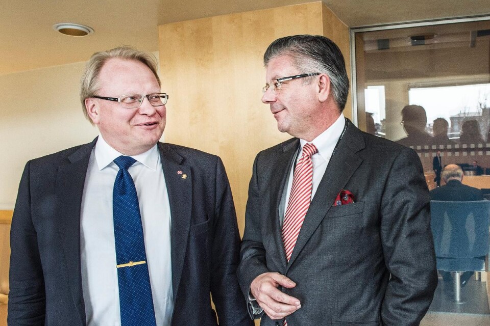 Vadå, kan moderater och socialdemokrater tala med varandra? Peter Hultqvist, socialdemokrat till vänster, Hans Wallmark, moderaterna till höger.