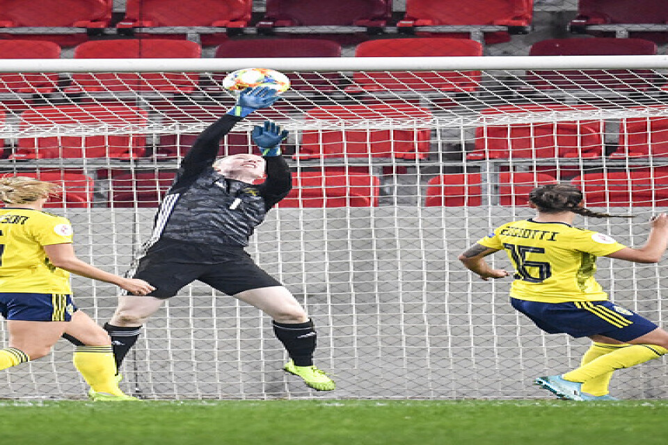 Sveriges målvakt Hedvig Lindahl med en av flera vassa räddningar under fredagens EM-kvalmatch borta mot Ungern. Sverige vann matchen med 5–0.