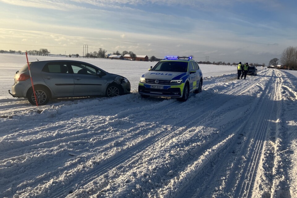 Vid olycksplatsen hade stora mängder snö blåst upp på vägen.