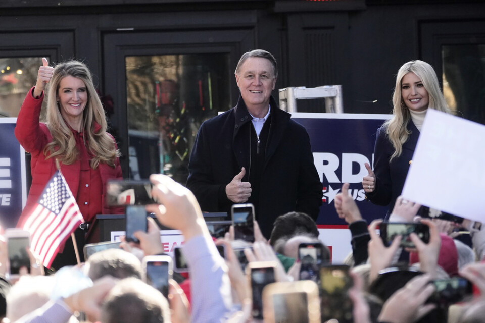 De sittande republikanska senatorerna Kelly Loeffler och David Perdue tillsammans med president Donald Trumps dotter Ivanka Trump vid ett kampanjmöte i Milton i Georgia nyligen.