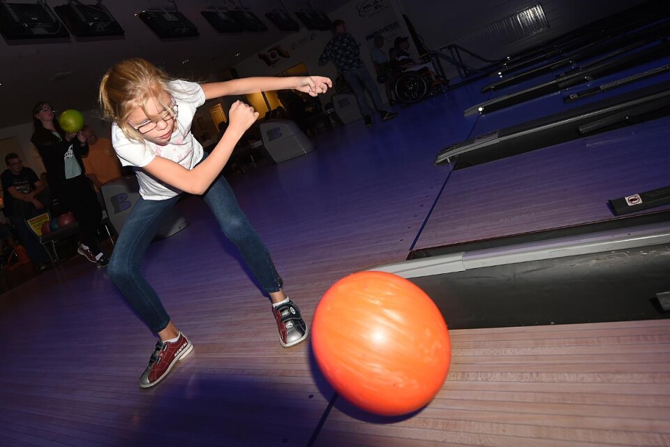 Agnes Molin, 10 år, bowlade med Silviaskolans fritids tidigare på onsdagen men följde med även på HIF Klintens bowlingaktivitet.