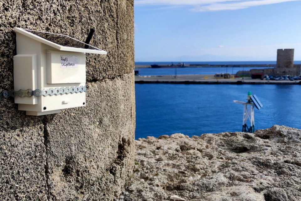 En av sensorerna som har monterats vid fortet Agios Nikolaos och dess fyr.