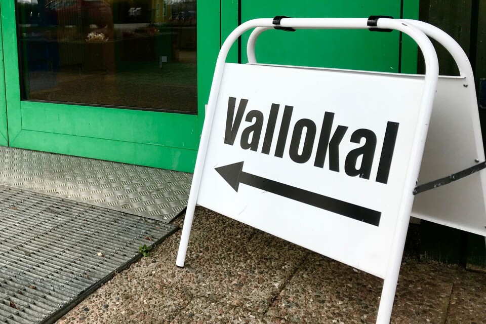 En rådgivande folkomröstning om Öland ska vara en eller två kommuner genomförs den 26 maj, i samband med EU-valdagen. Det kommer att  finnas tre valsedlar med svarsalternativen Ja, Nej eller Blank. Förtidsröstningen inleddes 8 maj. Det är de båda Ölandskommunerna som räknar rösterna.