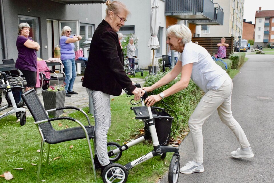 Everybody does their very best. And find it fun. Yvonne Washington gets help from Gyöngyi Rüll, senior educator. "I'll hold the walker so it doesn't tip over".