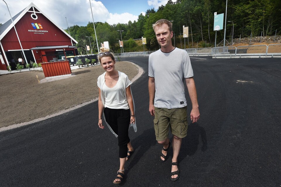 Mathilda Gylling och Fredrik Holmer är stolta över den nya återvinningscentralen.