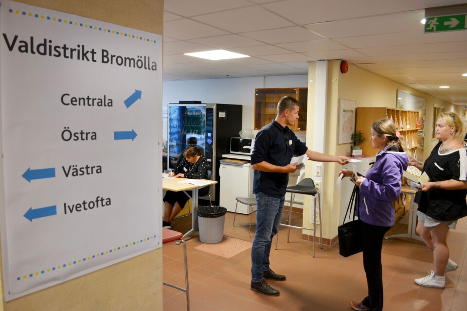 En röstmottagare jobbar med olika saker, bland annat att dela ut valkuvert och hjälpa väljare till rätta. Bilden från en vallokal i Bromölla.