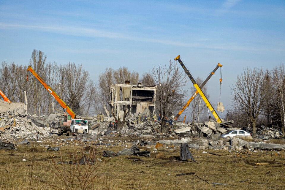 Röjningsarbete pågår på platsen i ukrainska Makijivka, som kontrollerats av Ryssland sedan 2014.