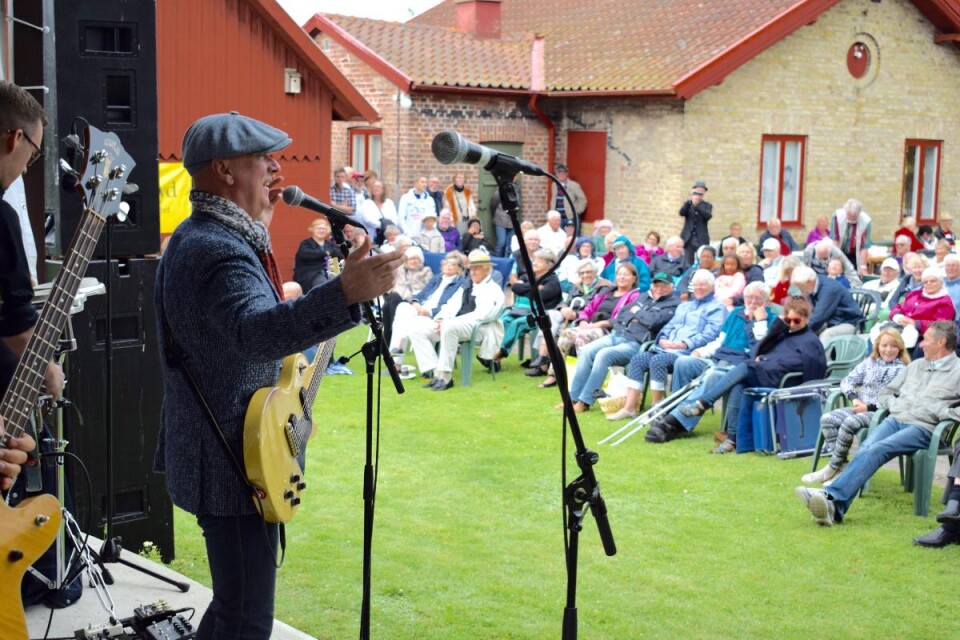 "Det ordnar sig". Folkkära Danne Stråhed och bandet Dynamo bjöd publiken på en riktigt god eftermiddag i Piratenmuseets trädgård. Foto: Magnus Gatemark