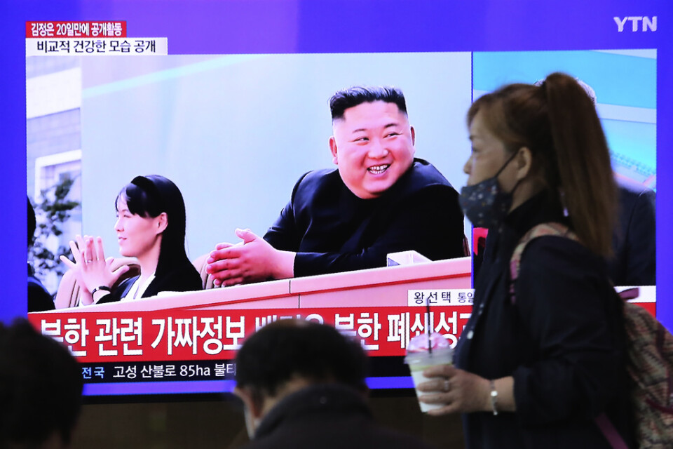 En sydkoreansk tv-sändning om läget i grannlandet. I tv-bilden syns Kim Jong-Un, närmast kameran, och hans syster Kim Yo-Jong vid en ceremoni på en gödselanläggning. Enligt nordkoreanska medier ägde ceremonin rum i fredags.