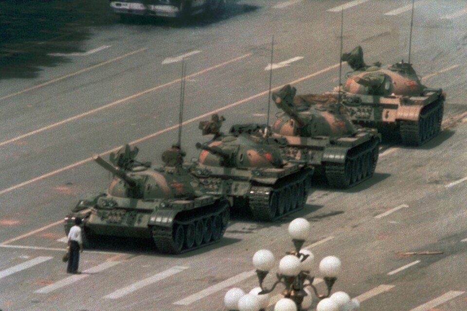 En ensam kinesisk man försöker stoppa stridsvagnar på Himmelska fridens torg i samband med massakern i juni 1989.