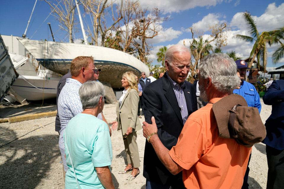 President Joe Biden träffar drabbade av orkanen i Florida.
