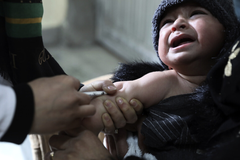 Ett barn vaccineras mot mässling på ett sjukhus i Kabul. Arkivbild.
