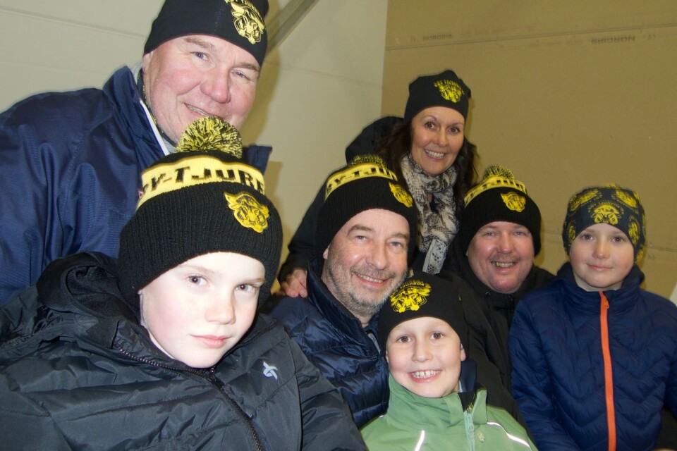 Åbyfans, från vänster Lasse Nilsson med sonen Oskar, Anders Karlsson och Suzanne Beving med sonen Charlie, Micke Åhsberg med sonen Sigge.