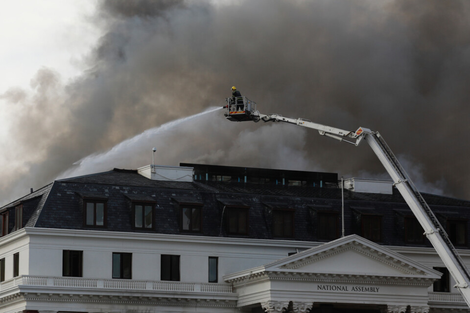 Den eldhärjade parlamentsbyggnaden i Kapstaden i Sydafrika, fotograferad på måndagen.