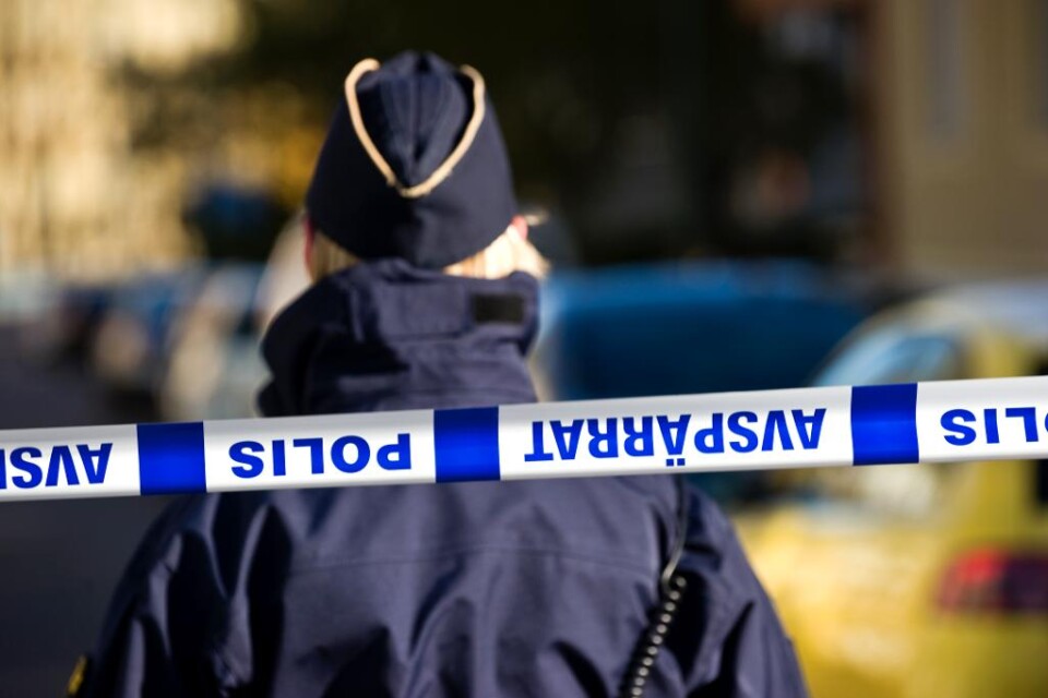 Polisen satte in helikopter i sökandet efter misstänkta sedan en kvinna våldtagits utomhus i Solna väster om Stockholm under natten. Två ungdomar kunde senare gripas misstänkta för våldtäkten, och ytterligare en person har tagits in för förhör, uppger p