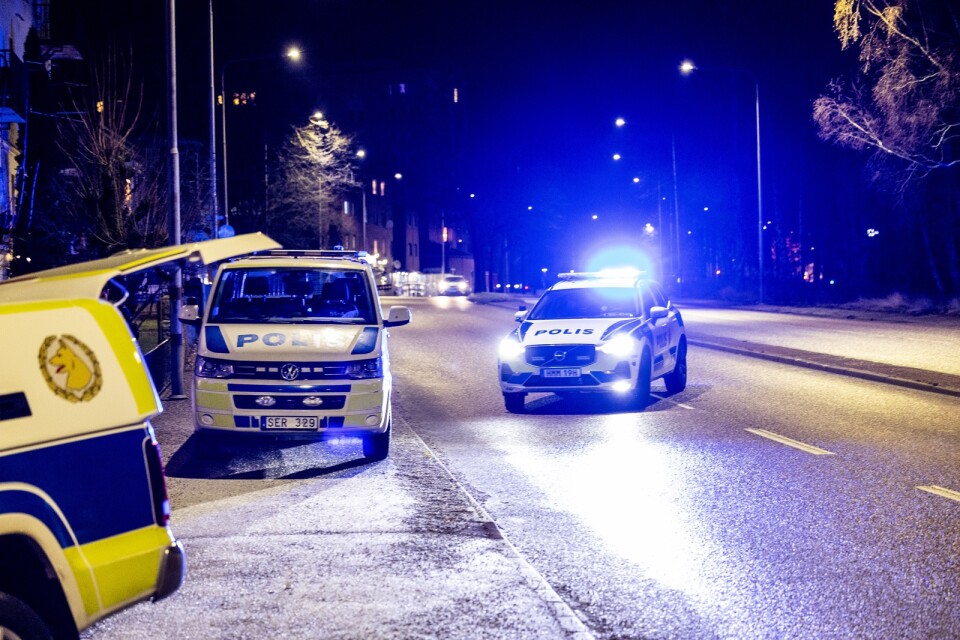 Polisinsats i samband med knivskärningen på Norrby i förra veckan.