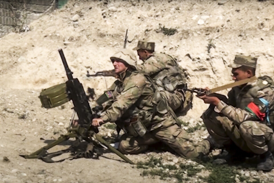 Azeriska soldater vid stridslinjen i konflikten kring Nagorno-Karabach. En stillbild från det azeriska försvarsdepartementets video.