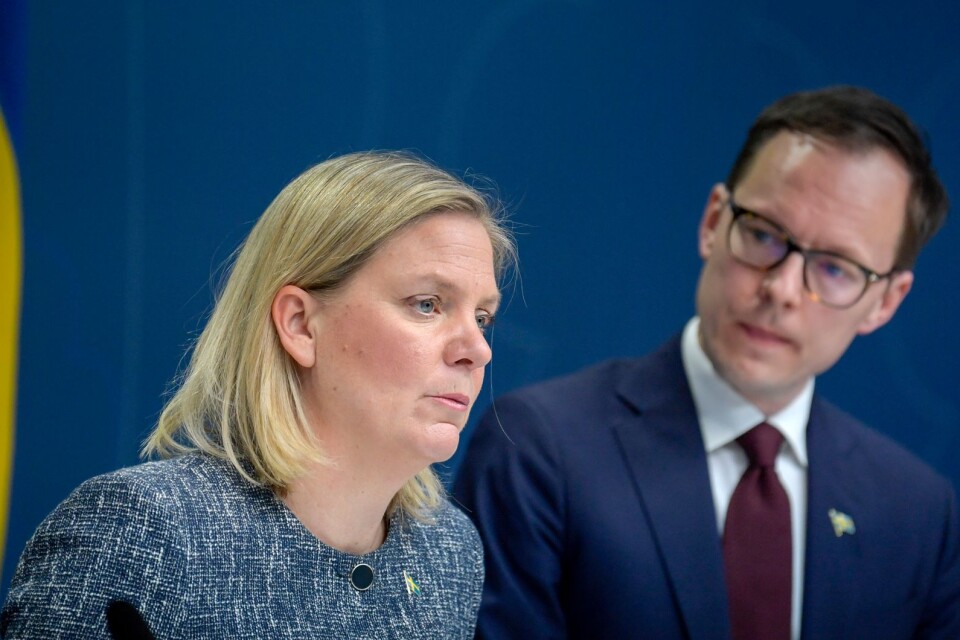Finansminister Magdalena Andersson (S) och Mats Persson (L)  presenterar krispaket efter krispaket.
