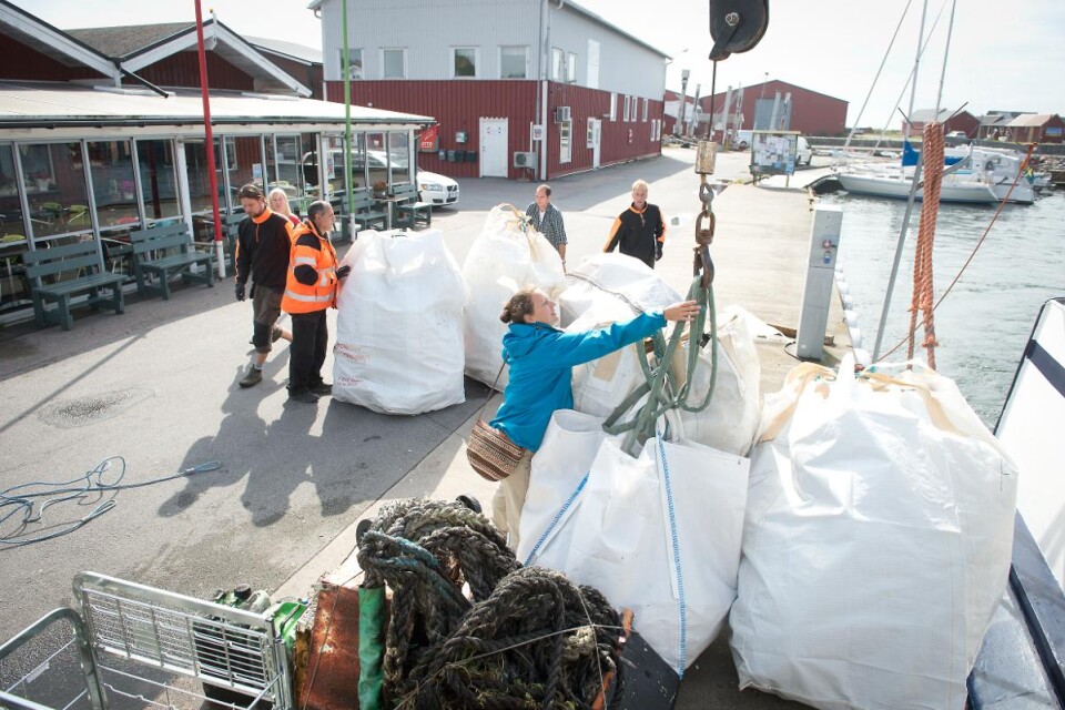 Strandskräpet från Hanö skeppades på tisdagen med 09.30-färjan till Nogersund där kommunens personal tog hand om det för vidare transport till miljöstation. Foto: Bo Åkesson
