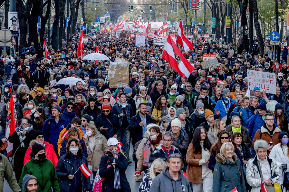 Tiotusentals människor samlades för demonstrationer i centrala Wien söndagen den 21 november, efter beskedet om regeringens nya pandemiåtgärder. Arkivbild.