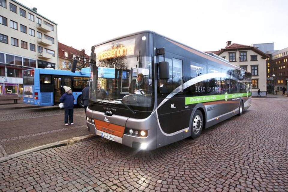 Just nu provas en ny elbuss i Borås. Under 14 dagar kommer den att trafikera linje 1 mellan Sjöbo och Hässleholmen. Men även om testet faller väl ut, dröjer det till dess att elbussarna blir ett permanent inslag i stadstrafiken. "Det kan nog ta en tio år i alla fall", säger Anette Carlson, moderat kommunalråd i Borås kommun.