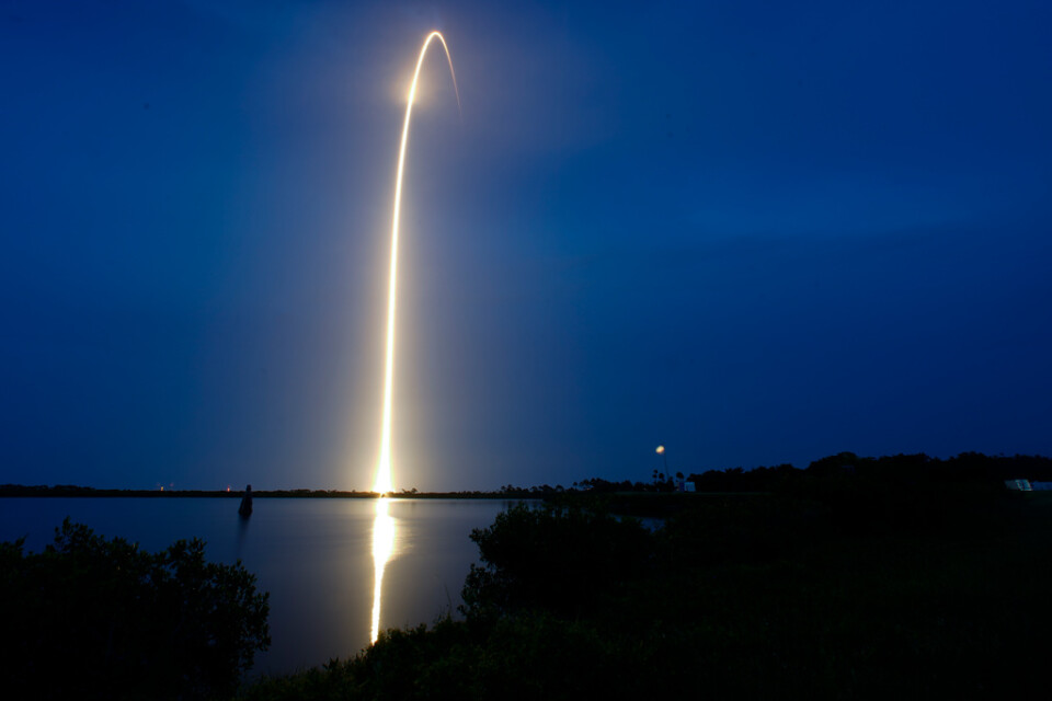 En raket med Starlink-satelliter lyfter från Florida. Bild från i juli.