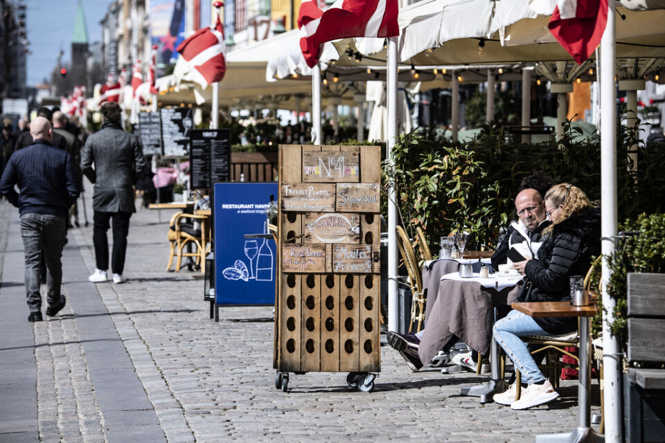 Den danska besöksnäringen, här i form av uteserveringar i Nyhavn i Köpenhamn, behöver goda nyheter. Arkivbild.