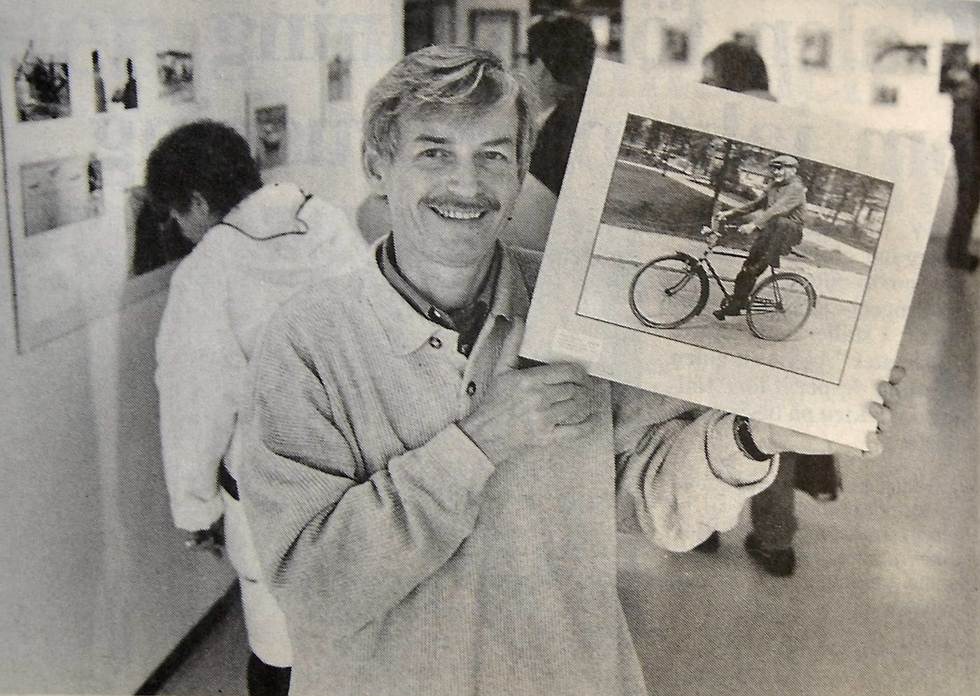 Mats Jeppsson med en bild av Oscar ”morfar” Ohlsson, som var känd långfärdscyklist och vinterbadare.
Arkiv: Helene Nordgren
