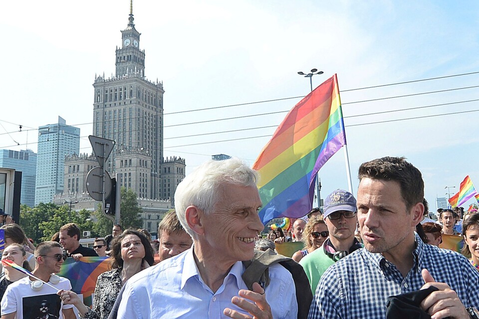 Warzawas borgmästare Rafal Trzaskowski ochoch hans företrädare Marcin Swiecicki gör gemensam sak under prideparaden i Warzawa 2019.