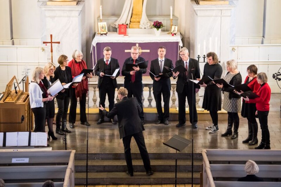 Fredrikskyrkans Motettkör bjöd på vackra julsånger i Trefaldighetskyrkan.