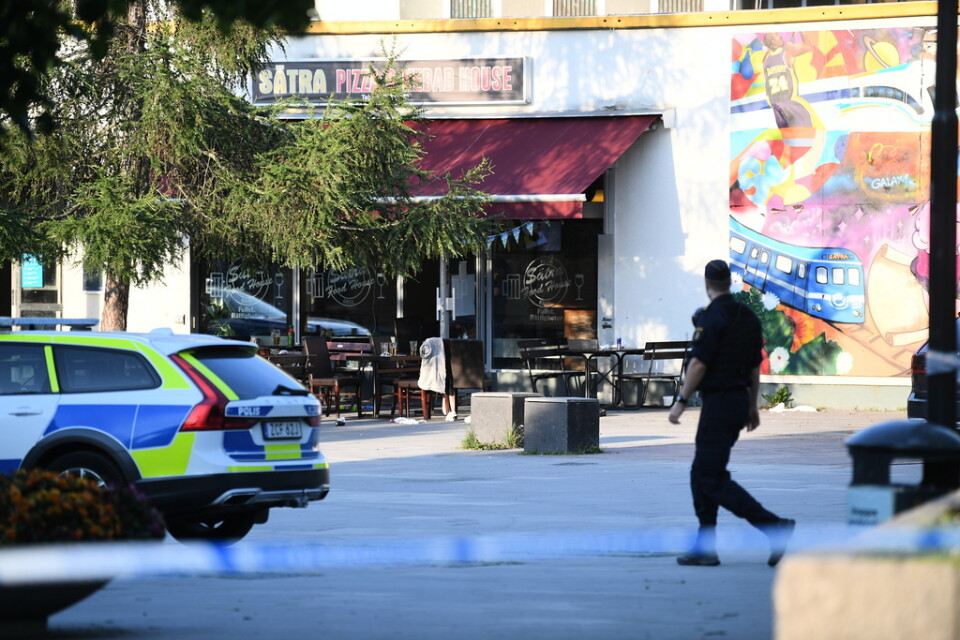 En man dödades vid en skottlossning i Stockholmsförorten Sätra.