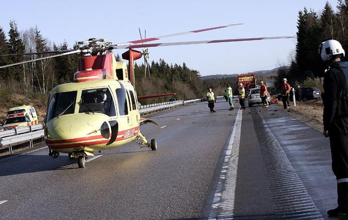Trafiken fick stängas av helt för att en ambulanshelikopter skulle kunna landa vid olyckan öster om Boråstorpet där tre personbilar och åtta personer var inblandade. Ingen skadades dock allvarligt. Foto: Lennart Magnusson
